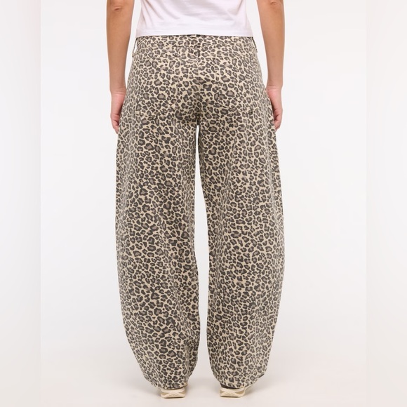 Abercrombie & Fitch Curve Love Mid Rise Barrel Jean Leopard 28 NWOT - Picture 3 of 9
